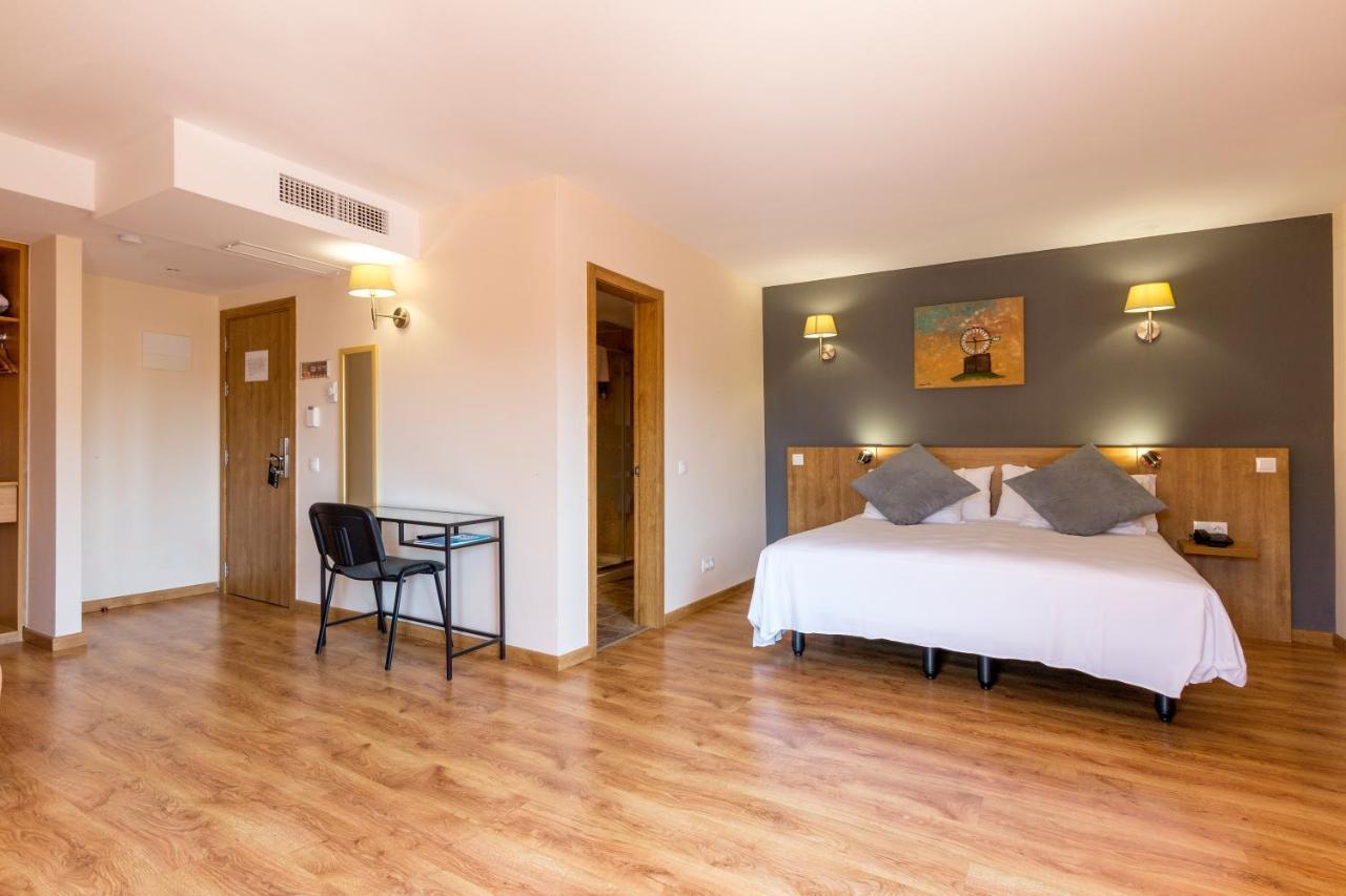 Hotel Nura & 4*